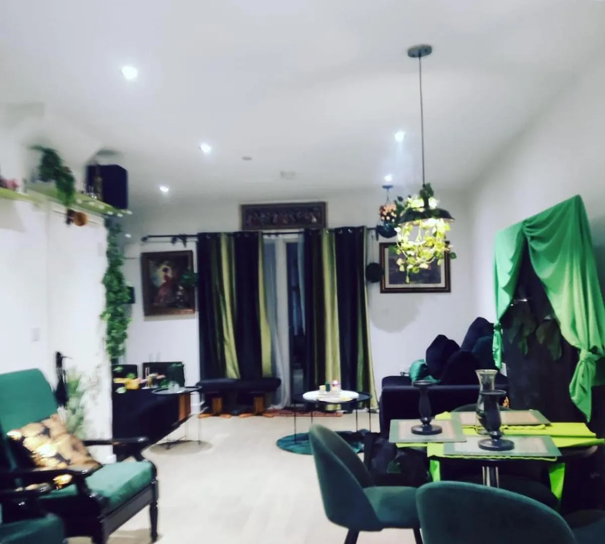 Homestay Uttsav Green - Affordable London Zone 3 - Accessible Public Transport Apartment